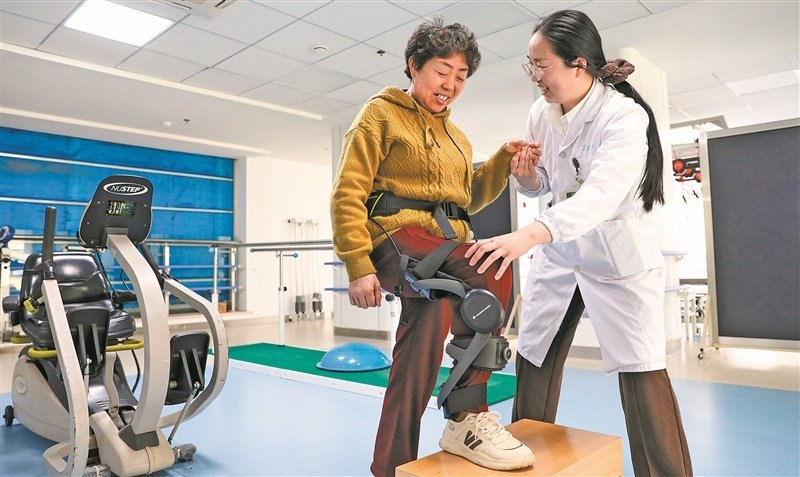 可穿戴外骨骼、智能防摔马甲、如厕机器人……“赛博护工”走入养老场景